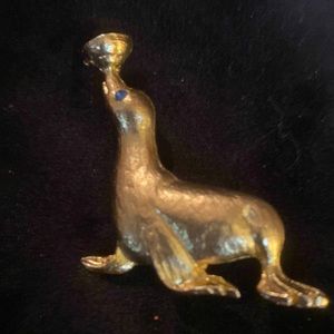 Seal brooch gold tone